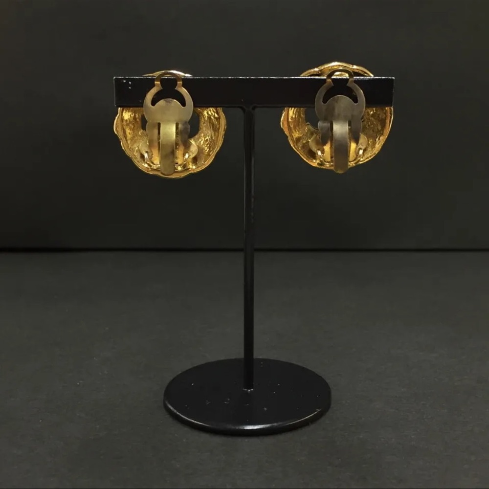 AUTH Vintage CHANEL Gold Clip Earrings - Picture 5 of 7